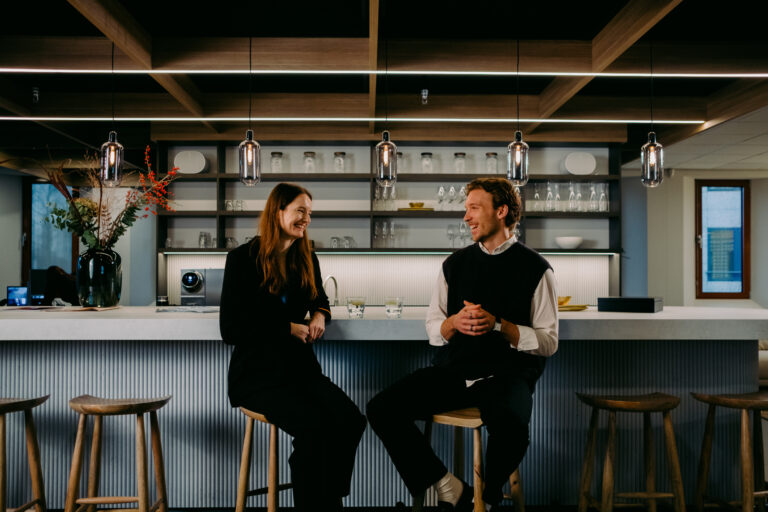 Twee personen op een barkruk